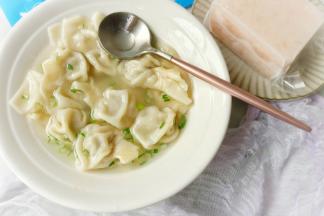 煮好的馄饨捞出来在碗里，撒一点小葱末，淋几滴麻油，好吃好看的磷虾鲜肉馄饨就做好了。开吃吧。