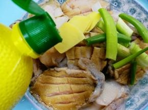 放入盐，生姜葱，滴几滴柠檬汁，腌制十五分钟