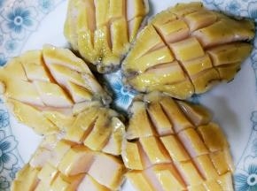 腌制好的鲍鱼用清水冲洗干净，放入盘子里面，放进蒸锅里，上汽后蒸十分钟左右（似鲍鱼大小决定时间）