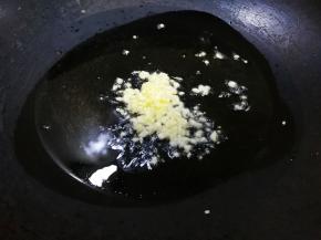 锅热，放入油，烧至八分热，放入蒜泥爆香
