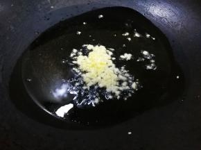 锅热，放入油，烧至八分热，放入蒜泥爆香