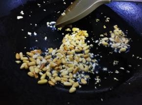 加入松子翻炒一下（选用熟的松子）