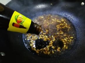 加一点水，加入生抽，白糖，蚝油（淡了可以加点盐）