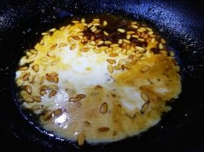 倒入水淀粉，不停的搅拌，至水淀粉变色