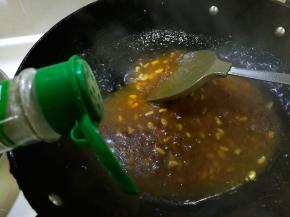 撒入一点白胡椒粉，关火