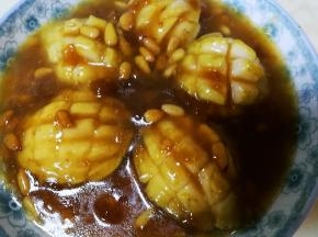 鲍鱼蒸好后，把汁浇到鲍鱼上