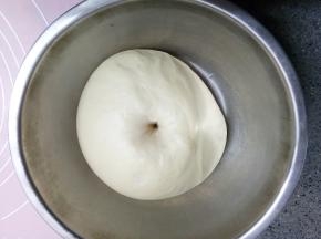 发酵至手指沾面粉戳洞不回缩即可