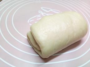 松弛好以后擀开，像叠被子一样叠三层