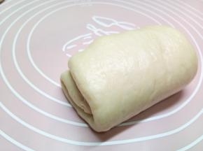 松弛好以后擀开，像叠被子一样叠三层