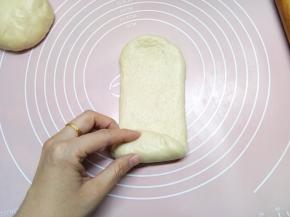 再从短的一边擀开，然后卷起，看长度卷三四圈即可