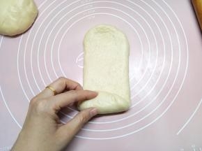 再从短的一边擀开，然后卷起，看长度卷三四圈即可