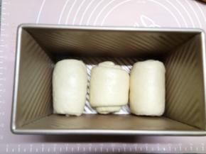 排入土司盒盖盖二次发酵，发酵好的状态差不多盒子九分满，轻触面团回弹即发酵完成，放入预热好的烤箱中下层，180度35分钟。