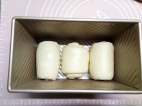 排入土司盒盖盖二次发酵，发酵好的状态差不多盒子九分满，轻触面团回弹即发酵完成，放入预热好的烤箱中下层，180度35分钟。