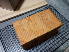 出炉立刻脱模放置在冷却架上凉至手温密封保存