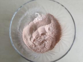 面粉、可可粉和泡打粉混合过筛两次