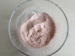 面粉、可可粉和泡打粉混合过筛两次
