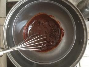 小火加热锅里的水，隔水加热拌均匀