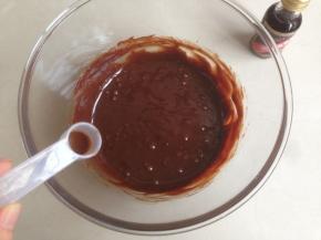 加入香草精，拌匀