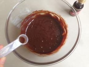 加入香草精，拌匀