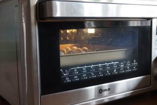 放入已经提前预热到170度的东菱K40C烤箱中下层，烘烤18分钟左右（各家烤箱脾气不同，温度仅供参考）