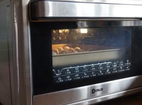 放入已经提前预热到170度的东菱K40C烤箱中下层，烘烤18分钟左右（各家烤箱脾气不同，温度仅供参考）