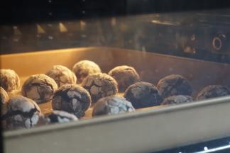 烘烤几分钟就可以看到小球裂出不同的花纹了