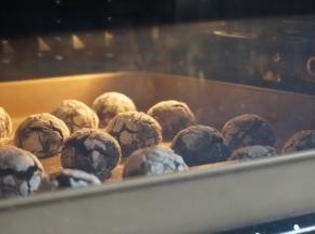 烘烤几分钟就可以看到小球裂出不同的花纹了