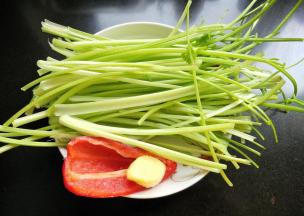 准备芹菜，红椒，生姜，洗净备用，瘦肉没有拍了。