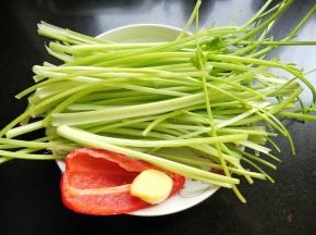 准备芹菜，红椒，生姜，洗净备用，瘦肉没有拍了。