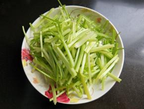 芹菜切段。
