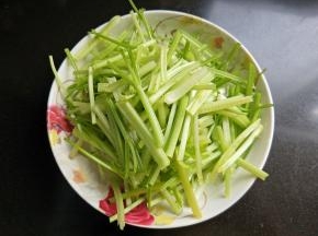 芹菜切段。