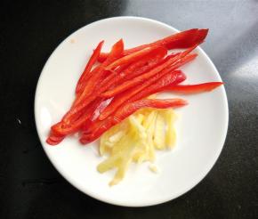 红椒，生姜切丝。