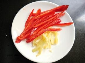 红椒，生姜切丝。