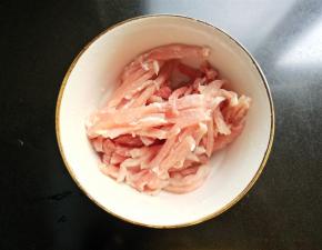 瘦肉切丝。