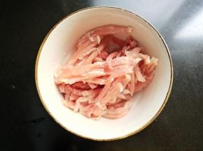 瘦肉切丝。