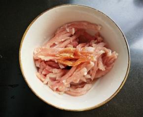 瘦肉放盐，料酒，味极鲜。