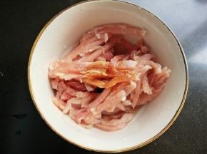 瘦肉放盐，料酒，味极鲜。