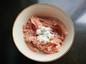 放生粉，一勺食用油拌匀。