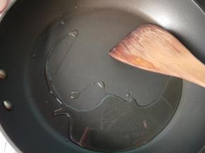 锅内放油，烧热。