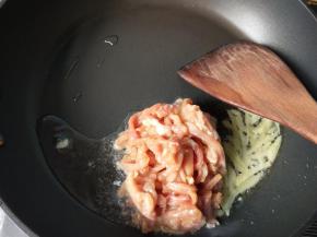 将生姜爆香后放入瘦肉。
