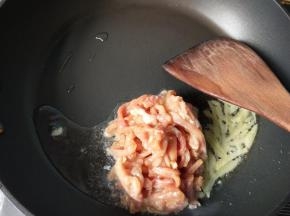 将生姜爆香后放入瘦肉。