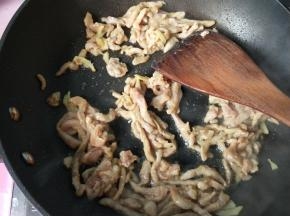 快速翻炒，炒熟后盛出。