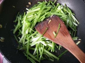 锅内有底油，放入芹菜翻炒。