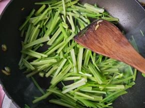 放盐，芹菜炒软。