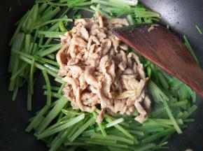 放入瘦肉。