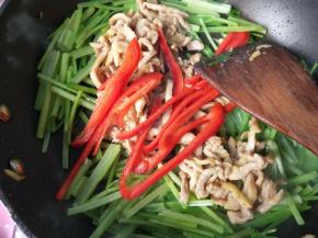 放入红椒。