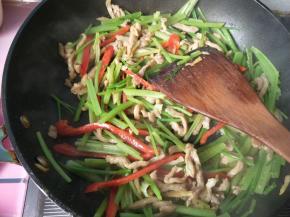 快速翻炒均匀，放鸡精，可以出锅啦！