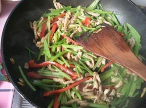 快速翻炒均匀，放鸡精，可以出锅啦！