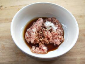 肉末加料酒，生抽，淀粉搅拌均匀。