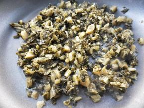 不粘锅不放油，倒入腌菜小火慢慢焙干。